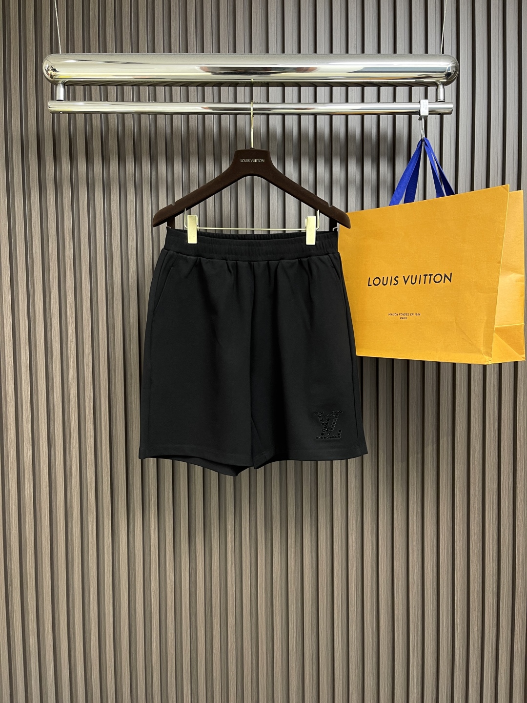一套🛒🛒
LV 烫钻针织短袖T恤短裤套装，采用定制冰氧潮棉混纺330克，高温烫钻，进口刺绣，面料酵洗，高