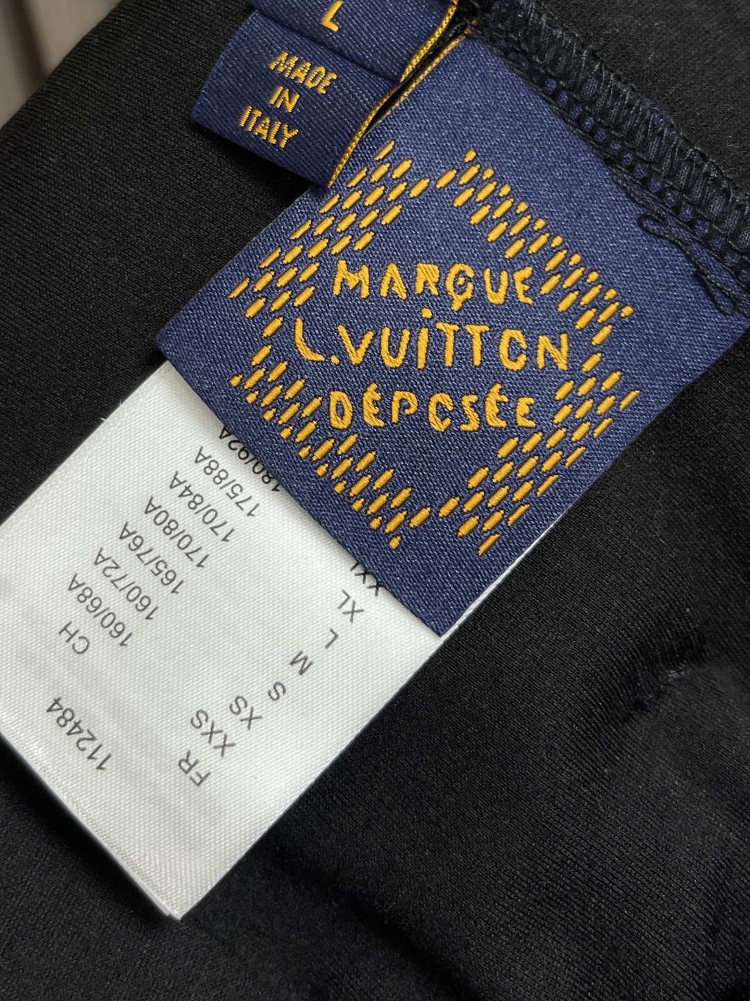 一套🛒🛒
LV 烫钻针织短袖T恤短裤套装，采用定制冰氧潮棉混纺330克，高温烫钻，进口刺绣，面料酵洗，高