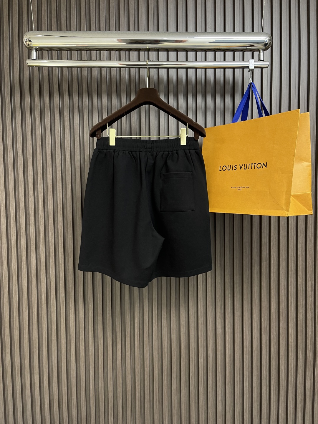 一套🛒🛒
LV 烫钻针织短袖T恤短裤套装，采用定制冰氧潮棉混纺330克，高温烫钻，进口刺绣，面料酵洗，高