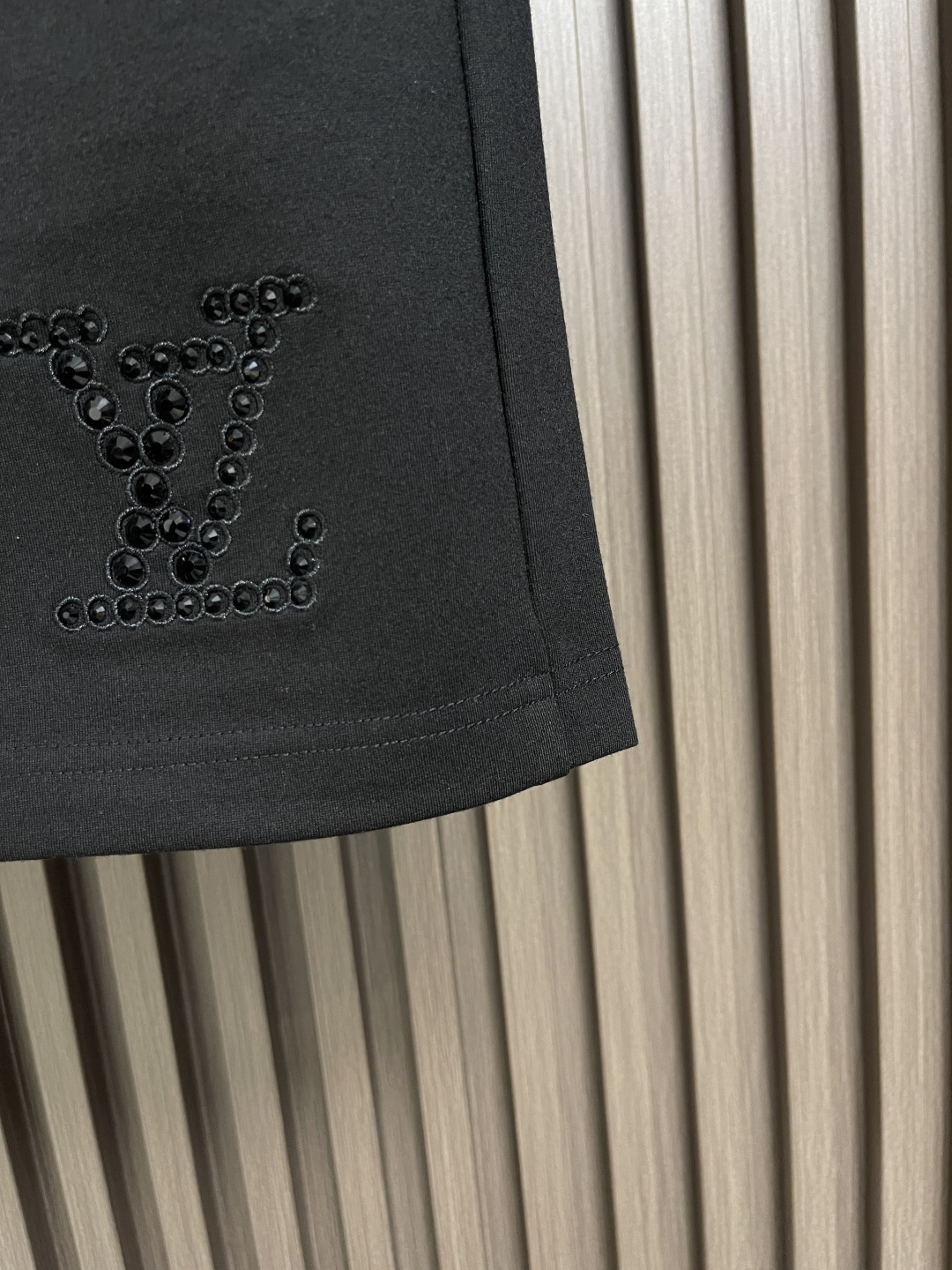 一套🛒🛒
LV 烫钻针织短袖T恤短裤套装，采用定制冰氧潮棉混纺330克，高温烫钻，进口刺绣，面料酵洗，高