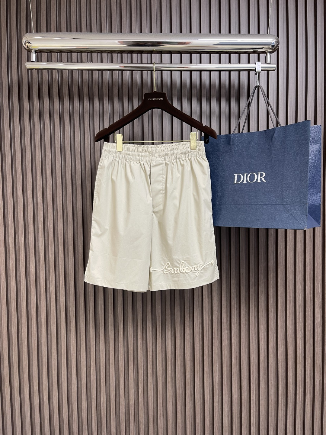 NO:141579,Burberry knot embroidered shorts, made of cotton, trouser legs embroidered with rope knot embroidered to form the brand logo, elastic elastic belt waist, drawstring details in the same color, the overall line is straight and delicate, the fabric is comfortable and soft, the color is consistent and there is no color difference. It can be matched with the same style to create a fashionable look, control various occasions, customized auxiliary materials, complete three standards, the same style for men and women!  Size S-XL, Burberry, shorts, alexander wang19860909burberry 绳结刺绣图案短裤,采用棉质材质,裤脚绳结刺绣构成品牌logo,弹力松紧带腰围,同色系抽绳细节,整体走线平直细腻,面料舒适柔软,颜色一致无色差 能与同款搭配营造时尚造型,驾驭各种场合,定制辅料,三标齐全,男女同款！尺码S-XL,,burberry,shorts,alexander wang,Men's clothing