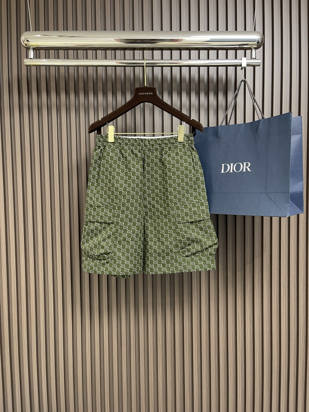 NO:141576,GUCCI gg shadow cotton jacquard shorts, gg pattern design is inspired by the abbreviation of the brand founder, and is always favored by the brand. This shorts are made of cotton jacquard fabric embellished with gg shadow pattern. Gugg shadow green and white cotton jacquard fabric. Size S-XL, gucci, shorts, alexander wang19860909GUCCI 饰gg shadow棉质提花短裤,gg图案设计灵感源自品牌创始人的姓名首字母缩写,始终深受品牌青睐.这款短裤采用缀饰gg shadow图案的棉质提花面料匠心呈现.饰gg shadow绿色和白色棉质提花面料.尺码S-XL,,gucci,shorts,alexander wang,Men's clothing