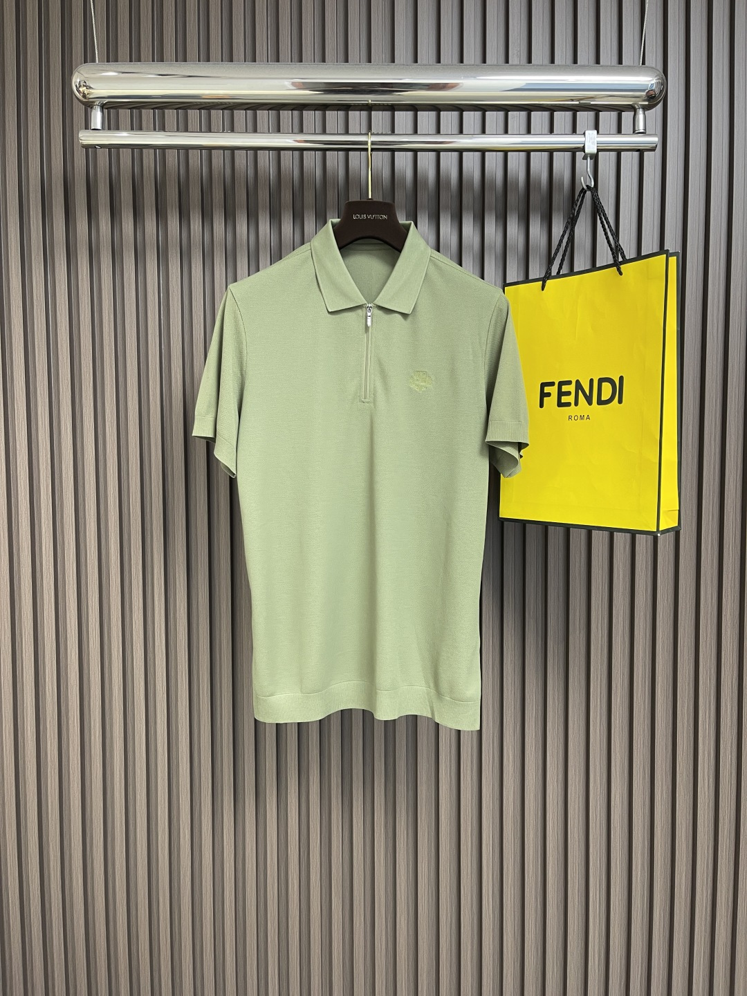 NO:141580,LP versatile zippered short-sleeved POLO shirt, the details reflect the spirit of craftsmanship everywhere, the fabric has a slight elasticity, the fabric is made of high-stretch long-length cotton, the upper body is silky, breathable, and has a good gloss, high-end and texture, the fabric is high in number, guaranteed to have a crisp sense of clothes, orders for full quality, strong recommendation for spring and summer. Size M-3XL,,loro piano,T-shirt,alexander wang19860909LP 百搭拉链门襟短袖POLO衫 细节上处处都体现工匠精神 面料有着微微的弹力 面料采用高支长绒棉材质 上身丝滑 透气 又有很好的光泽感 高档而显质感 面料的支数高 保证的衣服挺括感 全品相的订单 春夏强烈推荐.尺码M-3XL,,loro piana,T-shirt,alexander wang,Men's clothing