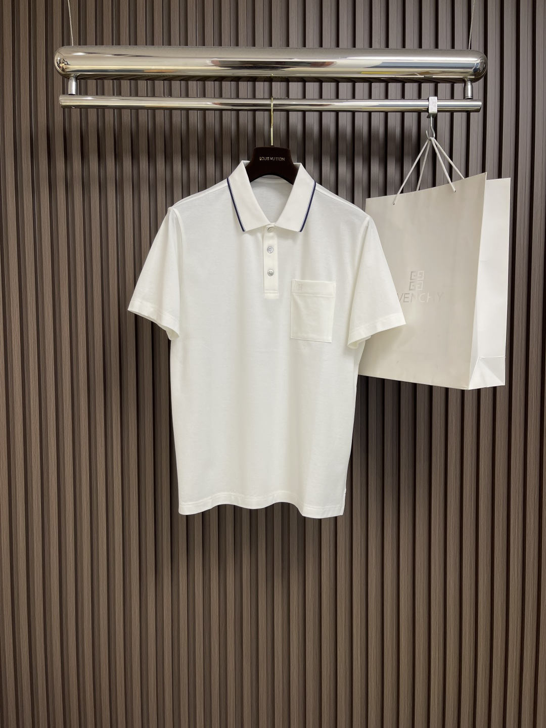 NO:141575,Hermes 2025ss Spring and Summer Business and Casual Men's Short-Sleeve Polo Shirt.  Classic and versatile.  Must-have styles for wardrobe, three-pin lapel style, chest pockets combined with h letter embroidery, light business casual design, allowing you to easily control different occasions. The combination style, the fabric is made of all-cotton and fine Judy, the surface has a warm and shiny feeling, and the upper body is high-end. It is comfortable, skin-friendly, breathable, and is very practical for commuting and leisure. Size M-3XL, hermes, T-shirt, alexander wang19860909hermes 2025ss春夏商务休闲男士短袖polo衫．经典百搭．衣橱必备的款式 三粒扣翻领款式 胸口口袋结合h字母刺绣点缀 轻商务休闲设计 让您轻松驾驭不同场合.合体的版型,面料采用全棉细朱迪材质,表面有着温润的光泽感上身高档的同时 舒适,亲肤,透气好,平时通勤休闲都很实穿的一款.尺码M-3XL,,hermes,T-shirt,alexander wang,Men's clothing