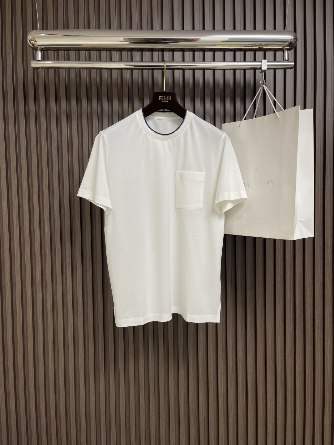 NO:141586,Hermes 2025SS early spring new men's chest pocket short-sleeved T-shirt, this fabric is made of custom special curved bead mercerized fabric, sweat-absorbing, breathable, soft and comfortable overall, classic and durable, and the fit style is suitable for Asian body shape. Size M-3XL,, hermes, hermes, T-shirt, tees, t-shirt, alexander wang19860909Hermes 爱马仕 2025SS早春新款男士胸前口袋短袖t恤,这款面料采用定制特种曲珠丝光面料 吸汗透气柔软舒适整体,设计经典且耐看,合身版型适合亚洲身形.尺码M-3XL,,hermes,hermes,T-shirt,tees，t-shirt,alexander wang,Men's clothing