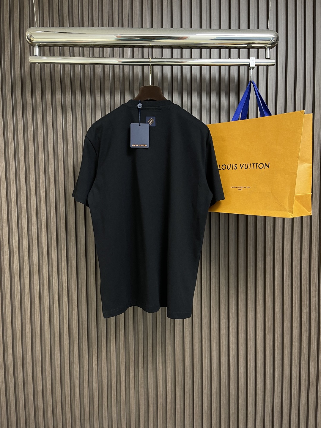 🛒🛒LV  monogram 花卉3d 渐变印花t 恤 本款t恤为胸前融入明丽3d打印monogram 