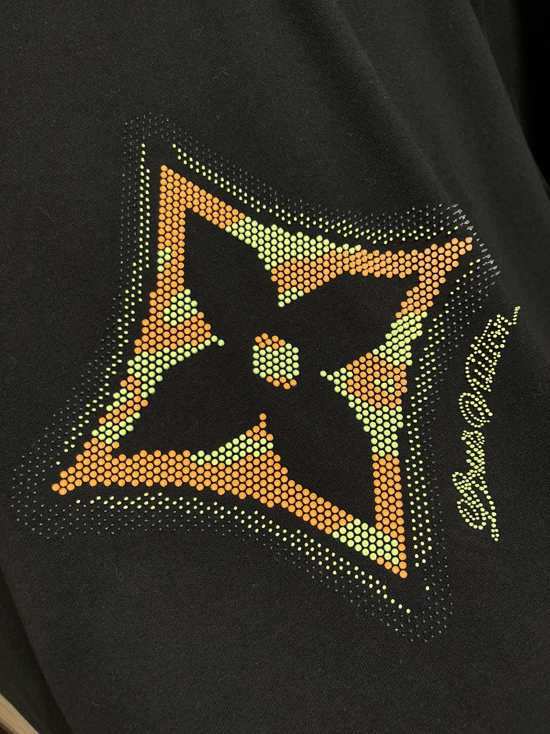 🛒🛒LV  monogram 花卉3d 渐变印花t 恤 本款t恤为胸前融入明丽3d打印monogram 