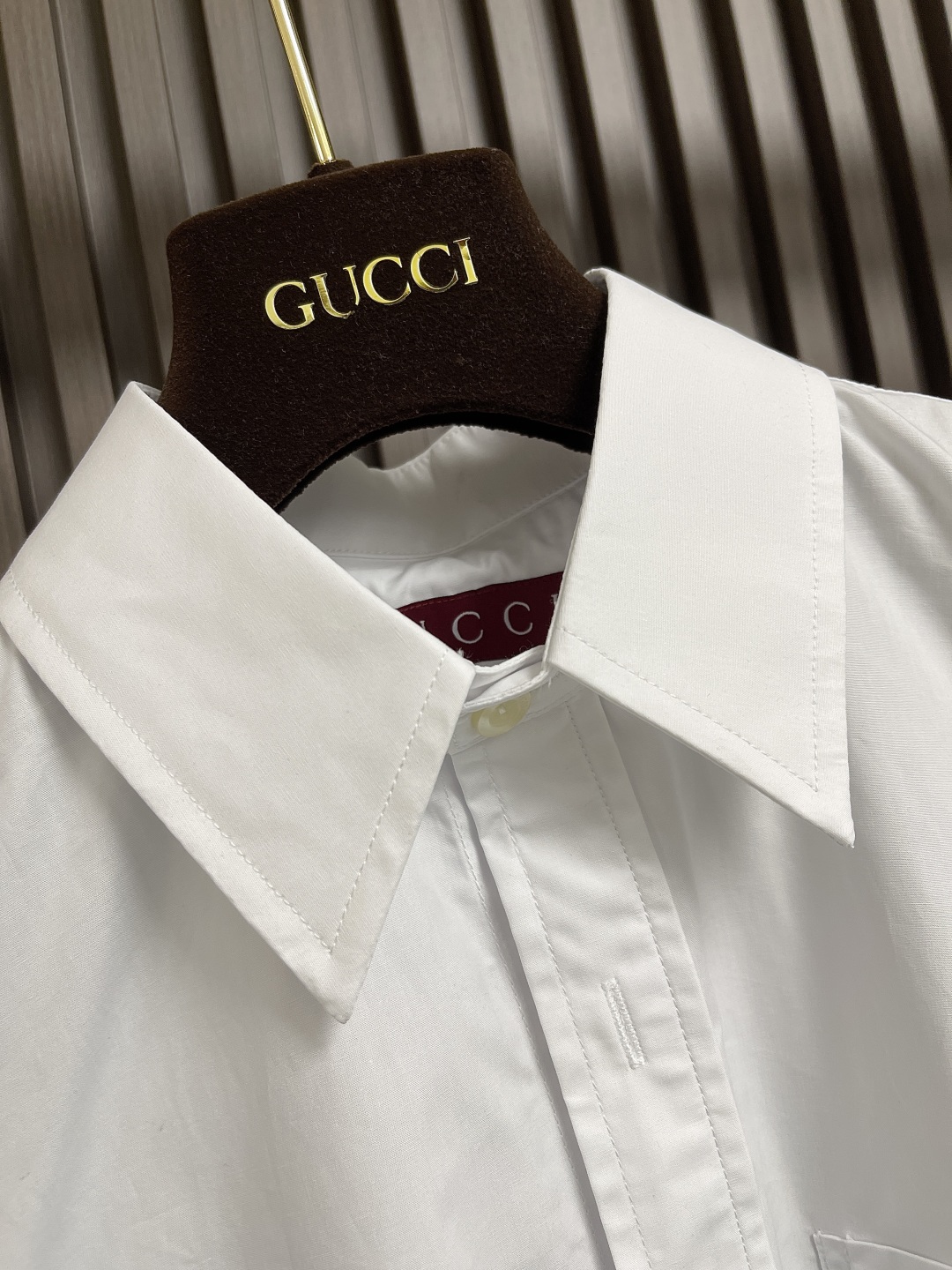 🛒🛒GUCCI 2025ss新款长袖白衬衫，胸口带有口袋 后背有品牌盾牌刺绣，简约设计款不可或缺款式，立