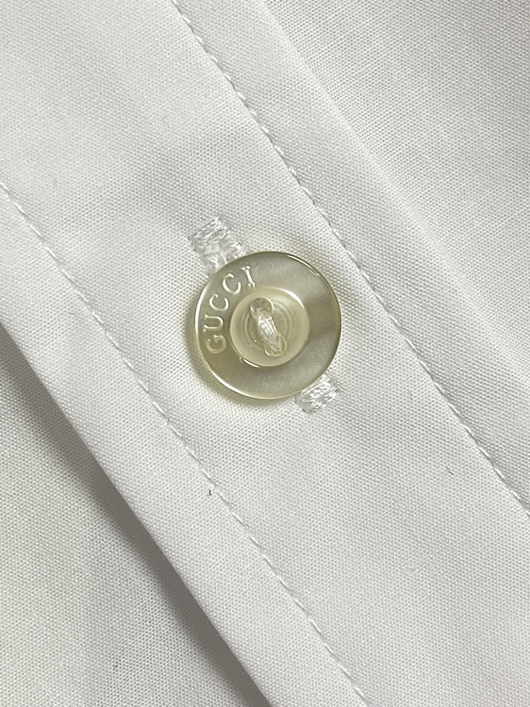 🛒🛒GUCCI 2025ss新款长袖白衬衫，胸口带有口袋 后背有品牌盾牌刺绣，简约设计款不可或缺款式，立