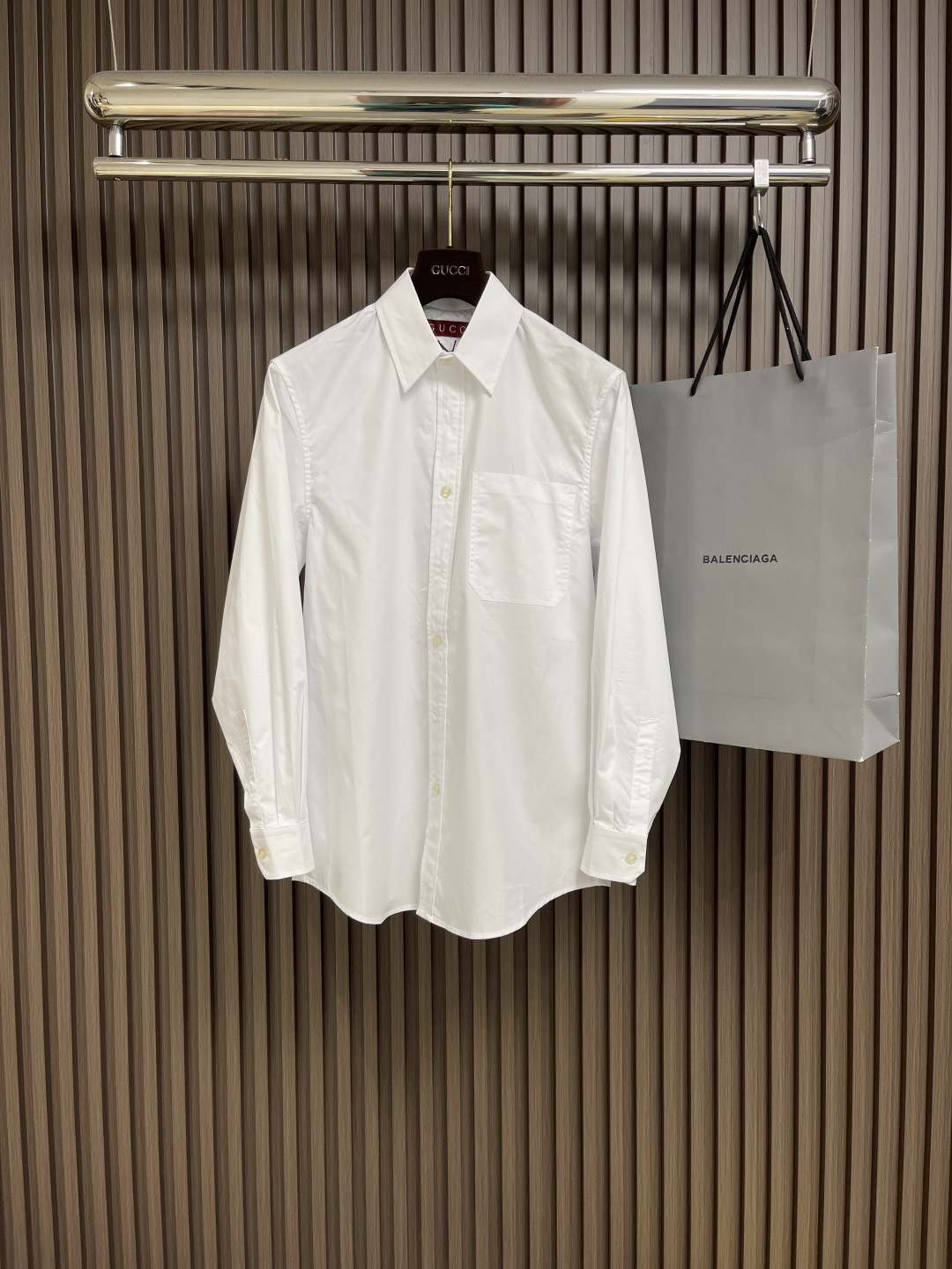 🛒🛒GUCCI 2025ss新款长袖白衬衫，胸口带有口袋 后背有品牌盾牌刺绣，简约设计款不可或缺款式，立