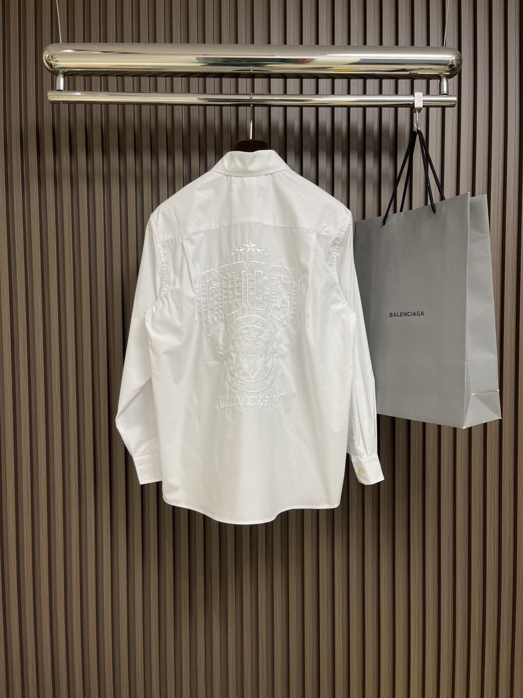 🛒🛒GUCCI 2025ss新款长袖白衬衫，胸口带有口袋 后背有品牌盾牌刺绣，简约设计款不可或缺款式，立