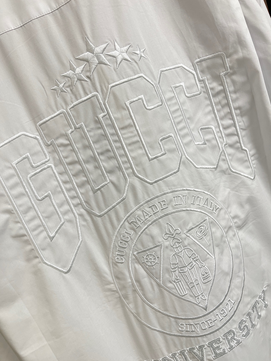 🛒🛒GUCCI 2025ss新款长袖白衬衫，胸口带有口袋 后背有品牌盾牌刺绣，简约设计款不可或缺款式，立