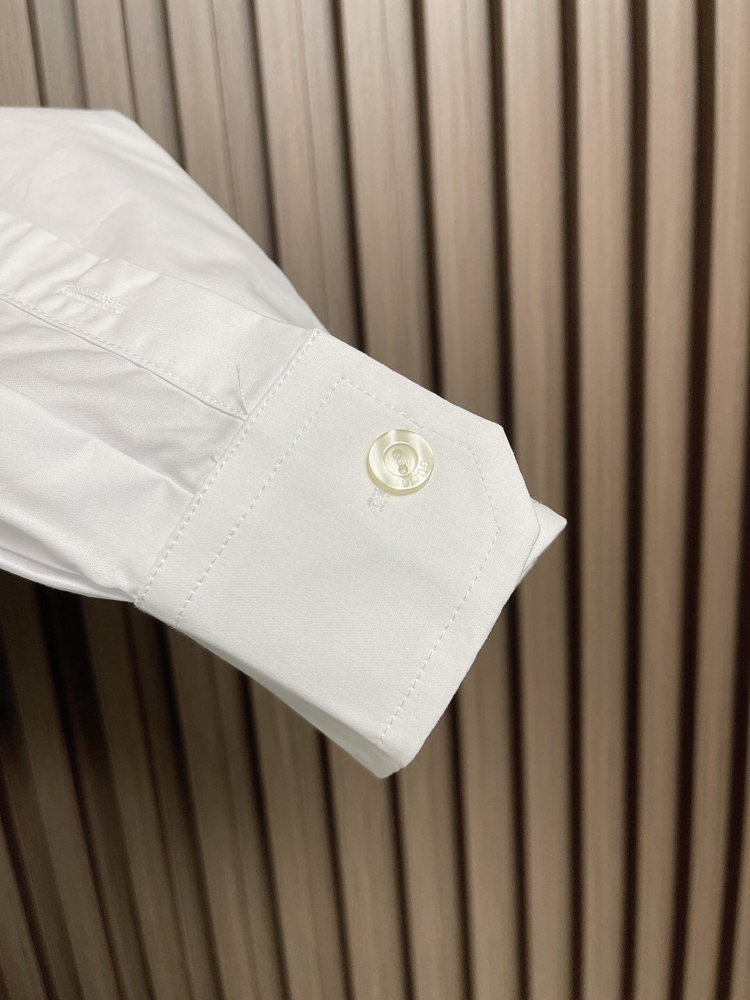 🛒🛒GUCCI 2025ss新款长袖白衬衫，胸口带有口袋 后背有品牌盾牌刺绣，简约设计款不可或缺款式，立