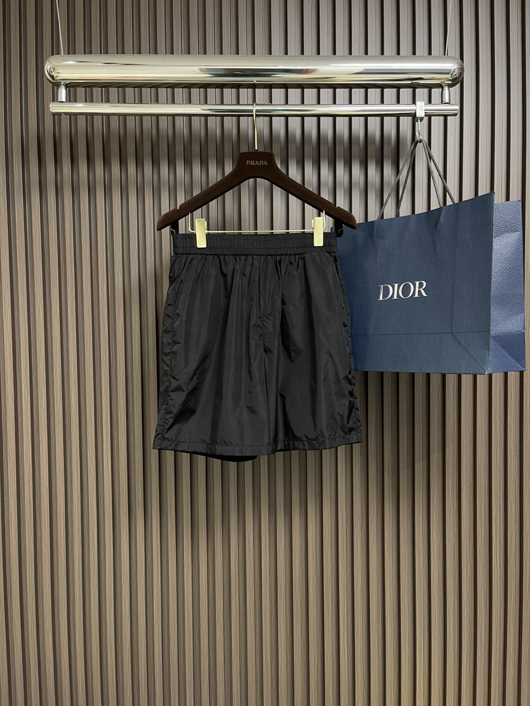 NO:141573,Prada 2025ss summer new men's casual shorts, high-end custom fabric breathable fabric, extremely breathable, elastic and comfortable, impeccable details, top-level auxiliary materials, original logo design concept, delicate and soft feel!  The upper body style is excellent!  Size M-XXL, prada, shorts, alexander wang19860909Prada 2025ss夏季新款男士休闲短裤,高级定制面料透气面料 透气弹力舒适度极高,细节无可挑剔,顶级辅料配备,原版logo设计理念,手感细腻柔软！上身版型超赞！尺码M-XXL,,prada,shorts,alexander wang,Men's clothing