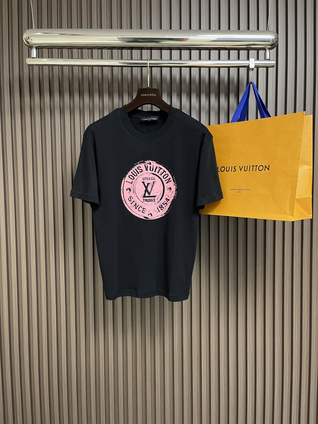 NO:141584,LV 2025fw three-dimensional flocked printed short-sleeved T-shirt, this T-shirt is cut into a casual silhouette with soft and breathable cotton knitted. The chest seal is embellished with various Louis Vuitton classic elements, covering the year of the brand’s founding, praising the brand’s travel and box making heritage. Washing method It is recommended to dry cleaning or cold water on the back to be washed separately and medium-temperature ironing. Size M-3XL M-size 68cm long, shoulder width 47cm bust 110cm L-size 70cm shoulder width 48cm bust 112cm XL-size 72cm shoulder width 49cm bust 114cm XXL-size 74cm shoulder width 50cm bust 116cm XXXL-size 76cm shoulder width 51cm bust 118cm,,louis  vuitton,louis vuitton,T-shirt,tees,t-shirt,alexander wang19860909LV 2025fw 立体植绒印花短袖T恤,本款t恤以柔软透气的棉质针织裁出休闲廓形.胸前印章点缀多样路易威登经典元素,涵盖品牌创始年份,歌颂品牌的旅行与制箱传承.洗涤方式 建议干洗或反面冷水单独快速机洗中温熨烫.尺码M-3XL M码衣长68cm 肩宽47cm 胸围110cm L码衣长70cm 肩宽48cm 胸围112cm XL码衣长72cm 肩宽49cm 胸围114cm XXL码衣长74cm 肩宽50cm 胸围116cm XXXL码衣长76cm 肩宽51cm 胸围118cm,,louis vuitton,louis vuitton,T-shirt,tees，t-shirt,alexander wang,Men's clothing