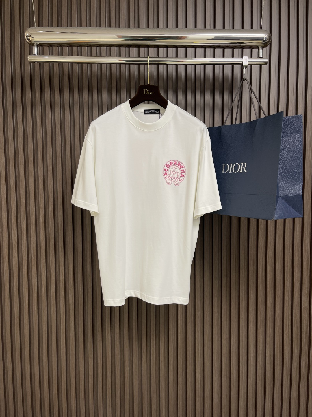 NO:141562,CH Croxin men's embroidered three-dimensional logo round neck short-sleeved T-shirt breaks the convention.  Imported customer-supplied fabrics!  Soft, delicate, warm and light, and the texture is different from ordinary cotton fabrics.  A slight heaviness is the real essence.  The details and craftsmanship of the integrated molding are first-class, with the threading of the collar part being small and neat and more meticulous.  Single-fitting inner wear will never go out of date!  The color of high temperature treatment is oily and delicate, with extremely soft feel, and the pattern shows a concave and concave and solid matte texture, and a strong three-dimensional feeling. Size M-XXL, chrome hearts, T-shirt, tees, t-shirt, alexander wang19860909CH 克罗心男士刺绣立体logo圆领短袖T恤 打破常规．进口客供面料！柔软细腻温润轻盈,质感区别于普通棉质面料．略带厚重感才是真正的精髓所在．一体成型的细节与工艺设计堪称一流,领部走线针距小而工整更细致入微．单穿内搭永不过时！高温处理的色泽油润细腻,手感极为柔和,图案呈现凹凸饱实磨砂质感,立体感超强.尺码M-XXL,,chrome hearts,T-shirt,tees，t-shirt,alexander wang,Men's clothing