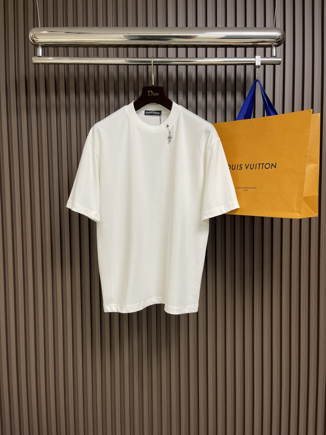 NO:141581,CH 2025ss early spring new cross pin short-sleeved T-shirt, the fabric is made of 26 knitted 200g cotton material, the back printing is made of glue hand-printed customized auxiliary materials. Size M-XXL, T-shirt,tees, t-shirt,alexander wang19860909CH 2025ss早春新款十字架别针款短袖t恤,面料采用26织200克全棉材质,后背印花采用胶浆手工印花 定制辅料.尺码M-XXL,,T-shirt,tees，t-shirt,alexander wang,Men's clothing