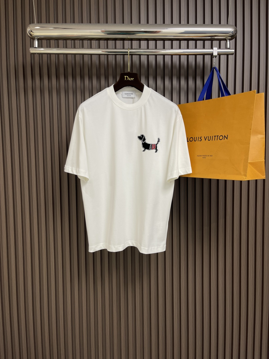 NO:141559,ThomBrowne Tom Brown TB 2025ss Spring and Summer Latest Round Neck Short Sleeve T-shirt, Pure Cotton Fabric!  Comfortable skin, durable and easy to wear, classic dachshund dog simple logo design, original craftsmanship meticulous, must-have items for handsome men. Size M-XXL, thom browne, manolo blahnik, T-shirt, tees, t-shirt, alexander wang19860909ThomBrowne汤姆布朗 tb 2025ss春夏最新款圆领短袖t恤,纯棉面料！贴肤舒适,耐看又好穿,经典腊肠狗简约logo设计,原厂工艺一丝不苟,型男必备单品.尺码M-XXL,,thom browne,manolo blahnik,T-shirt,tees，t-shirt,alexander wang,Men's clothing