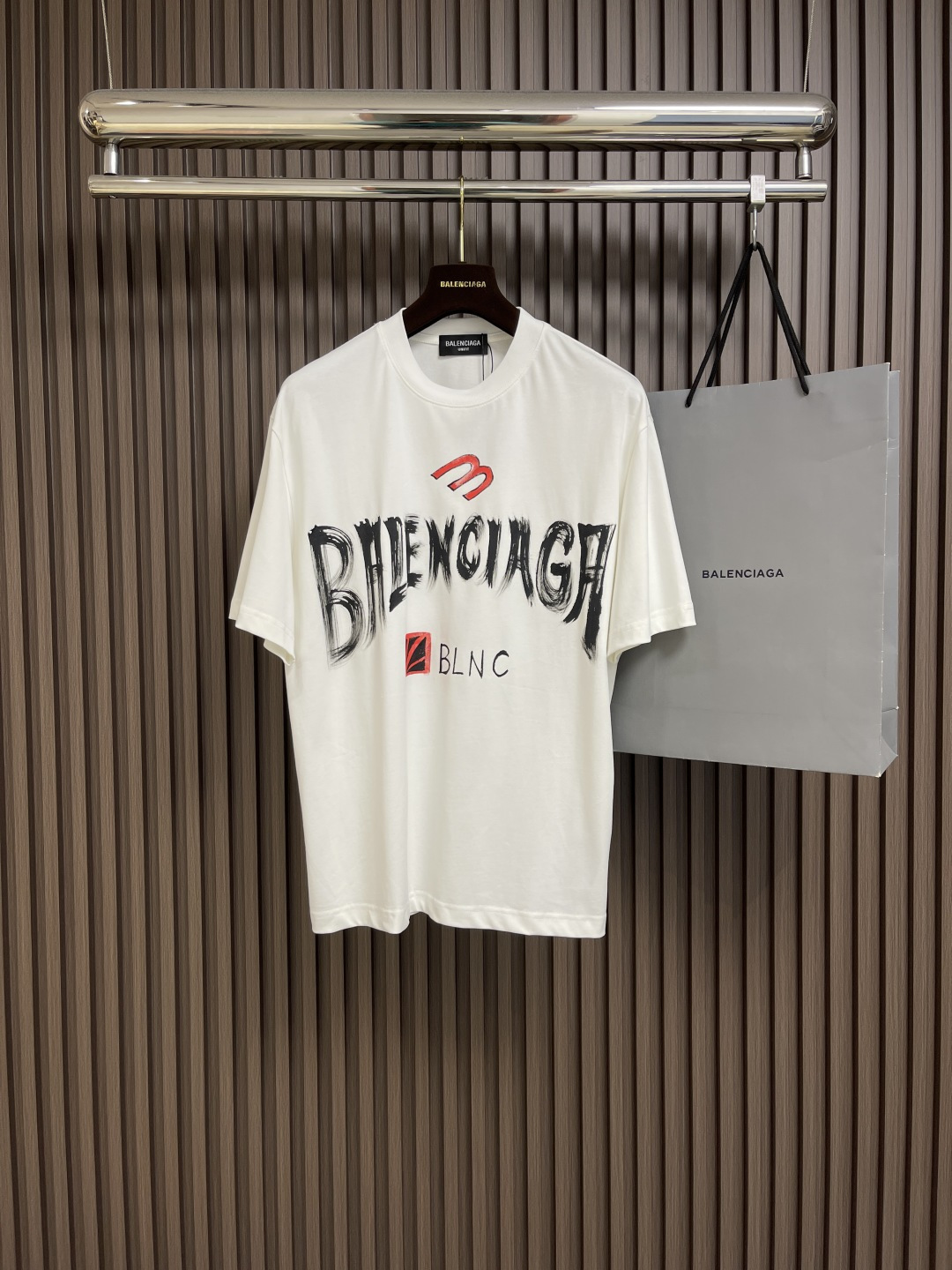 NO:141578,Balenciaga graffiti letter logo short-sleeved T-shirt unique fashionable and creative graffiti pattern casual and loose fit suitable for all body shapes, whitening and slimming on the upper body Customized 40 double yarn fabrics Soft and comfortable to touch, same style for men and women. Size M-XXL,,balenciaga, T-shirt,tees, t-shirt,alexander wang19860909Balenciaga 涂鸦字母logo短袖T恤 独具时尚创意的涂鸦图案 休闲宽松版型 适合各种身材 上身显白显瘦 定制40支双纱面料 手感柔软舒适 男女同款.尺码M-XXL,,balenciaga,T-shirt,tees，t-shirt,alexander wang,Men's clothing