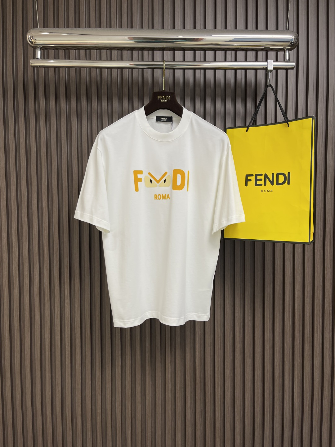 NO:141566,Fendi 2025ss flocking monster short-sleeved T-shirt, 300g after washing, cotton, front flocking printed logo, neckline with double needle thread, chain bottom pull shoulder bag edge, four-wire dense edge, one inch 13-pin, high-quality workmanship, high-restore!  Size M-XXL, fendi, T-shirt,tees, t-shirt,alexander wang19860909fendi 2025ss植绒小怪兽短袖t恤,洗后300g,棉质,前幅小怪兽logo植绒印花标识,领口采用双针走线,锁链底拉肩包边,四线密边,一寸13针,高品质做工,高度还原！尺码M-XXL,,fendi,T-shirt,tees，t-shirt,alexander wang,Men's clothing