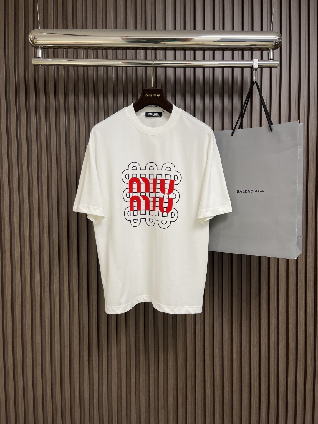 NO:141563,MIUMIU 2025ss Spring and Summer New Round Neck Fashion Short Sleeve T-shirt, Pure Cotton Fabric!  Comfortable skin, durable and easy to wear, classic and simple logo design, original craftsmanship meticulous, a must-have item for handsome men. Size M-XXL, miumiu, T-shirt,tees, t-shirt,alexander wang19860909MIUMIU 2025ss春夏新款圆领时尚短袖t恤,纯棉面料！贴肤舒适,耐看又好穿,经典简约logo设计,原厂工艺一丝不苟,型男必备单品.尺码M-XXL,,miumiu,T-shirt,tees，t-shirt,alexander wang,Men's clothing