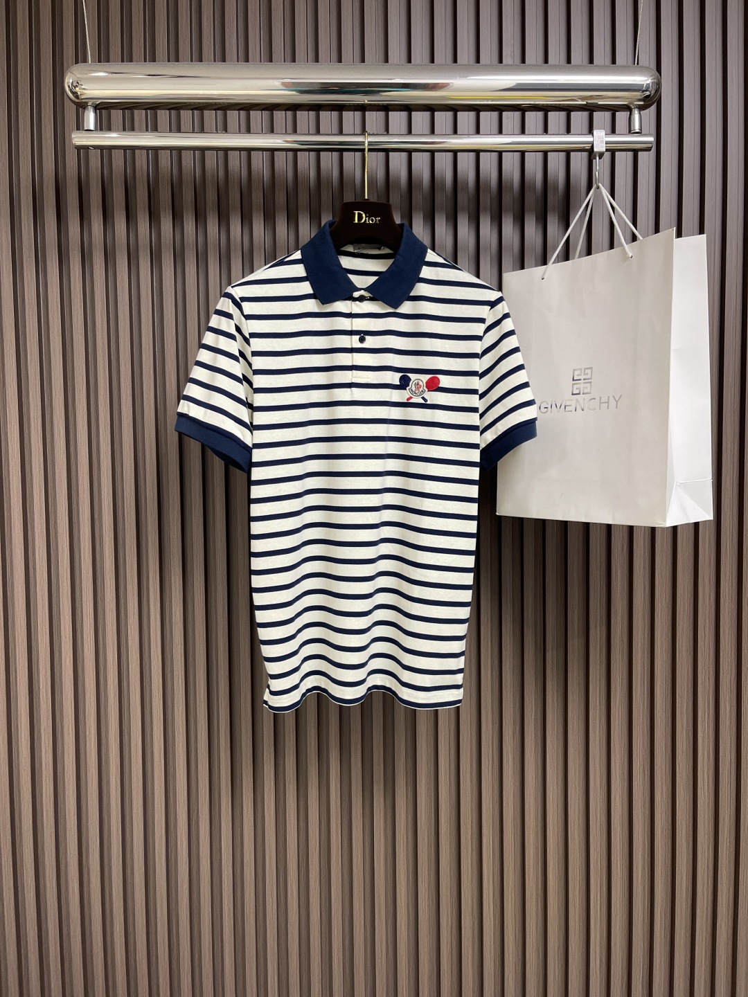 NO:141561,moncler 2025SS early spring new short-sleeved lapel POLO polo shirt, blue and white color 280g pure cotton plain fabric, soft and comfortable texture, slightly trendy style, tennis logo embroidery. Size M-XXL,,christian louboutin,T-shirt,alexander wang19860909moncler 2025SS早春新款短袖翻领POLO马球衫,蓝白间色280克纯棉平纹面料,质地柔软舒适,微潮风格,网球徽标刺绣.尺码M-XXL,,christian louboutin,T-shirt,alexander wang,Men's clothing