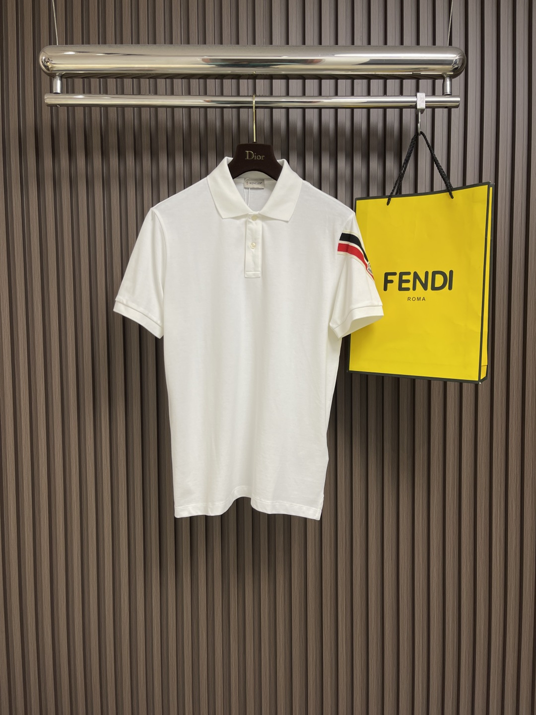 NO:141569,moncler 2025ss Spring and Summer New Short-Sleeve POLO!  Sunny Beach Travel and Holiday Recommendations!  Classic three-bar webbing embellishment, short-sleeved polo shirt, classic style, contrasting webbing embellishment at the sleeves, which is not exaggerated, while also showing the highlights of details. The fitting tailoring, the chest is decorated with logo to make the overall feel more detailed. The fitting style, the fabric is made of cotton-gauze material, which is comfortable, skin-friendly, breathable, and is a very practical style for commuting and leisure. Size M-XXL,,christian louboutin,T-shirt,alexander wang19860909moncler 2025ss春夏新款短袖POLO！阳光沙滩 旅游度假推荐！ 经典三条杠织带点缀 短袖polo衫 经典款 袖部撞色织带点缀 不夸张的同时又能很好彰显细节亮点 合体的剪裁 胸口饰以徽标点缀 让整体更具细节感 合体的版型,面料采用全棉珠地料,舒适,亲肤,透气好,平时通勤休闲都很实穿的一款.尺码M-XXL,,christian louboutin,T-shirt,alexander wang,Men's clothing