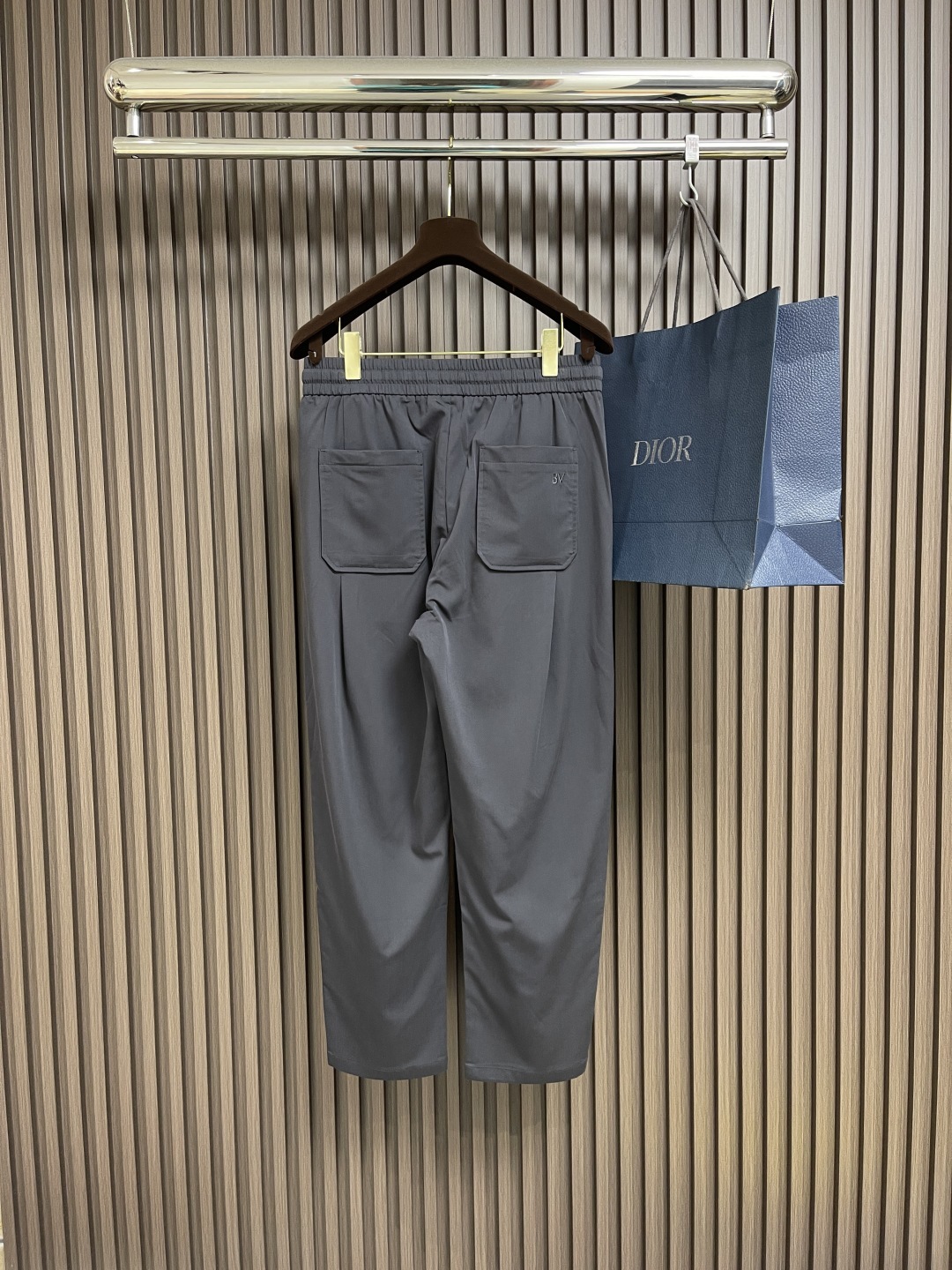 🛒🛒BV 蓝灰色抽绳松紧腰直筒休闲裤,蓝灰色休闲裤,以简约设计勾勒时尚轮廓。经典蓝灰色调,百搭而不失深邃