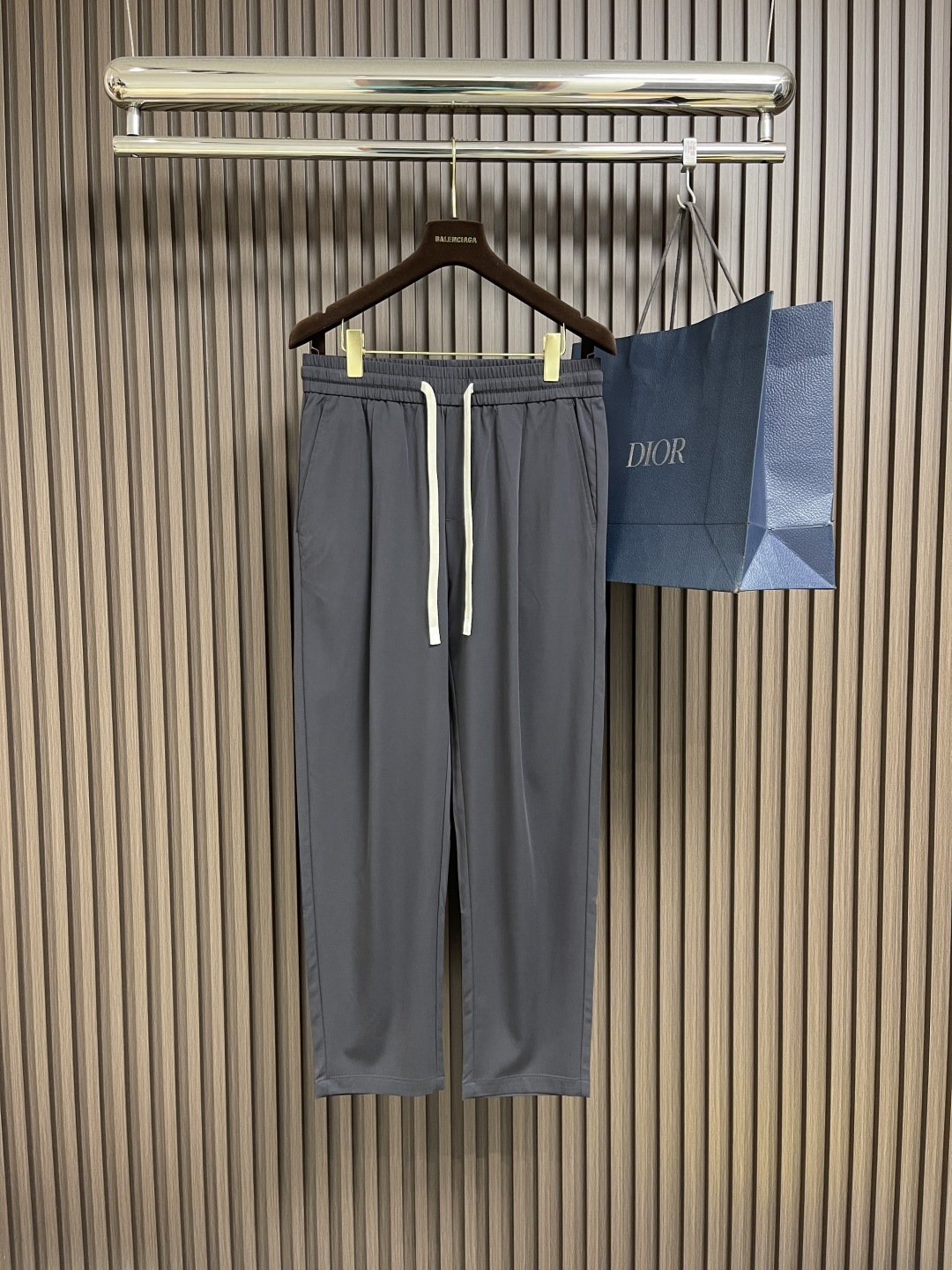 🛒🛒BV 蓝灰色抽绳松紧腰直筒休闲裤,蓝灰色休闲裤,以简约设计勾勒时尚轮廓。经典蓝灰色调,百搭而不失深邃