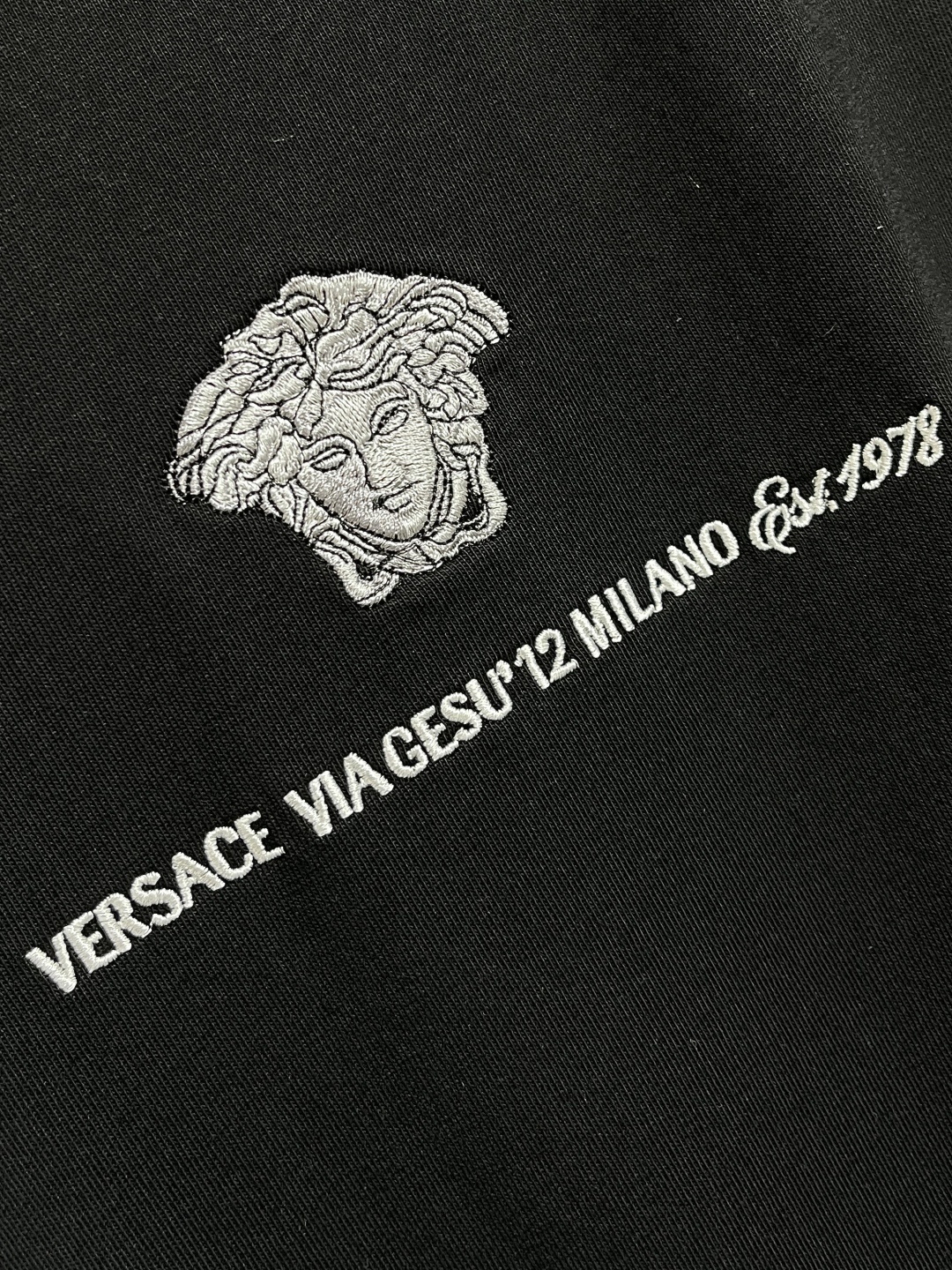 🛒🛒versace 徽章刺绣短袖T恤,定制澜夜丝光棉 富有光泽 舒适贴肤 标志性徽章刺绣点缀正面 希腊神