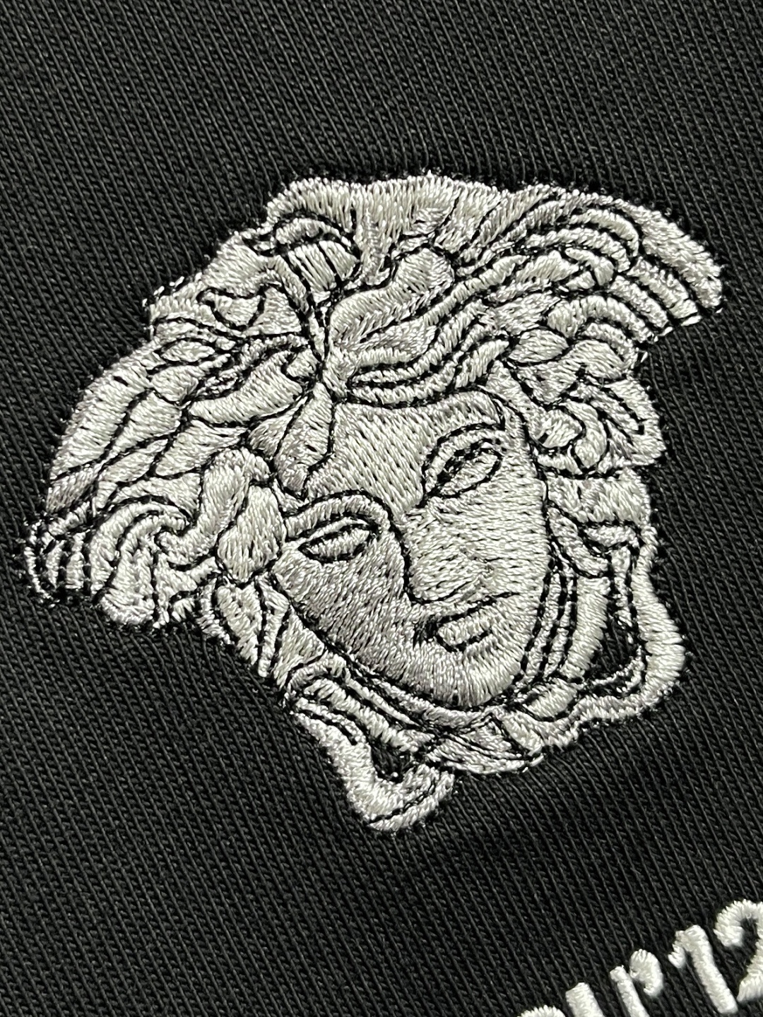 🛒🛒versace 徽章刺绣短袖T恤,定制澜夜丝光棉 富有光泽 舒适贴肤 标志性徽章刺绣点缀正面 希腊神