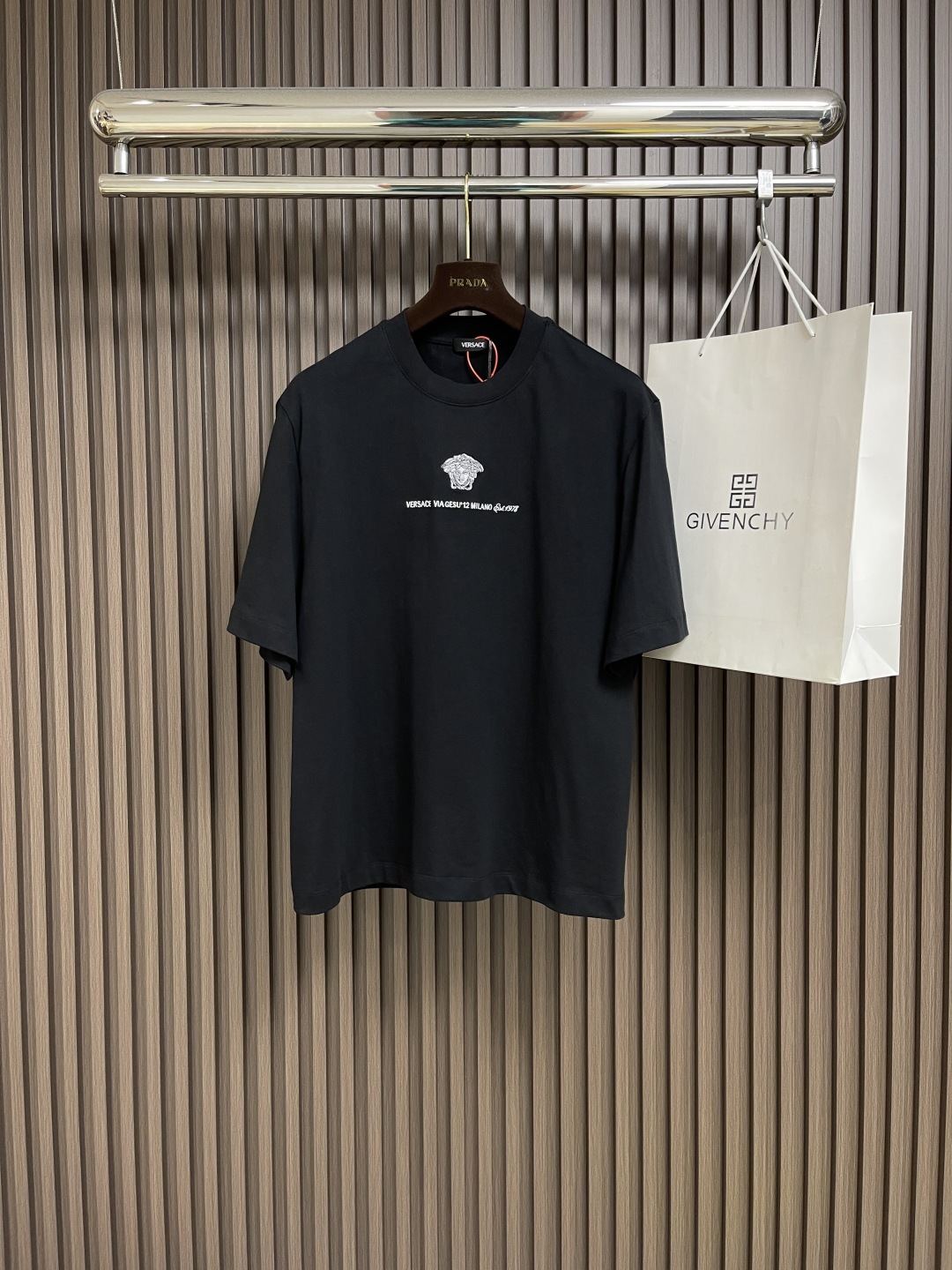 🛒🛒versace 徽章刺绣短袖T恤,定制澜夜丝光棉 富有光泽 舒适贴肤 标志性徽章刺绣点缀正面 希腊神