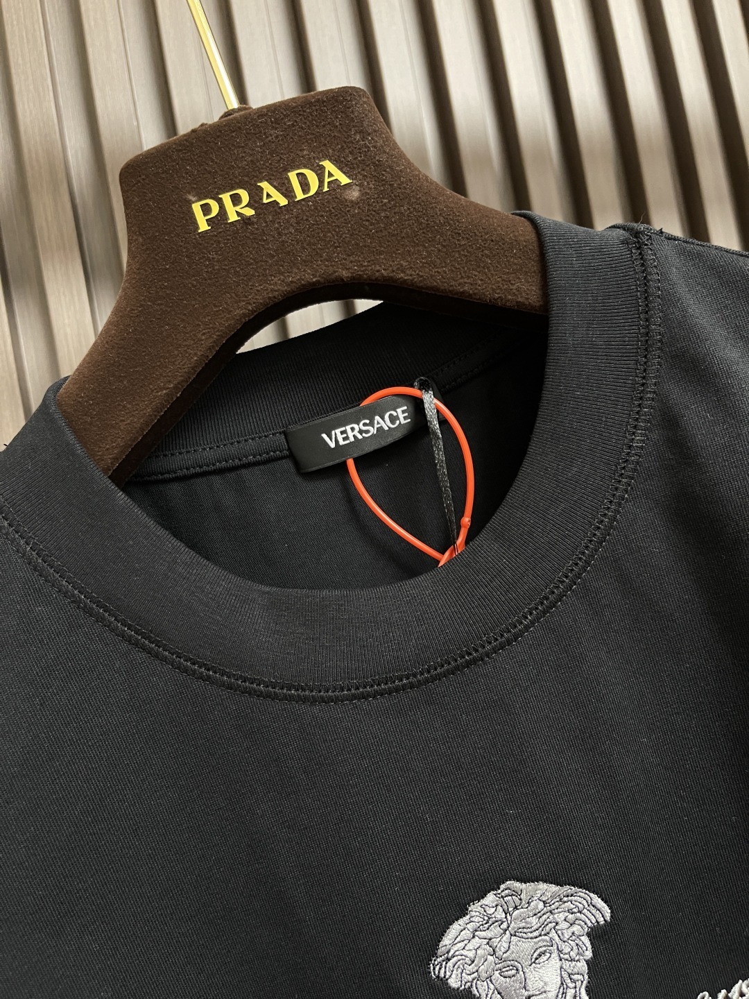 🛒🛒versace 徽章刺绣短袖T恤,定制澜夜丝光棉 富有光泽 舒适贴肤 标志性徽章刺绣点缀正面 希腊神