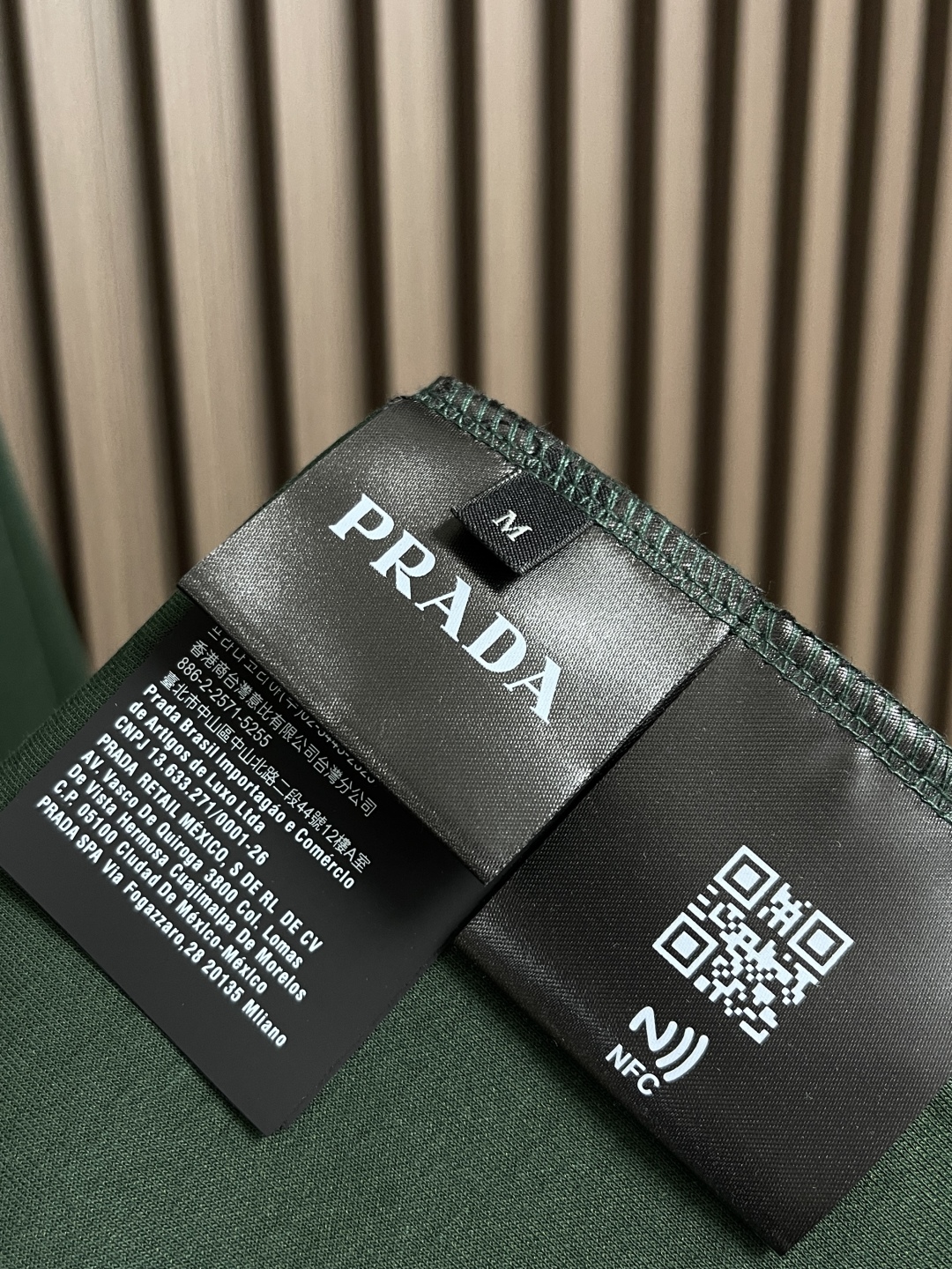 🛒🛒Prada 2025SS新款领口钢标短袖T恤，面料采用40支丝光柔棉爽面，面料布匹洗水后克重为230
