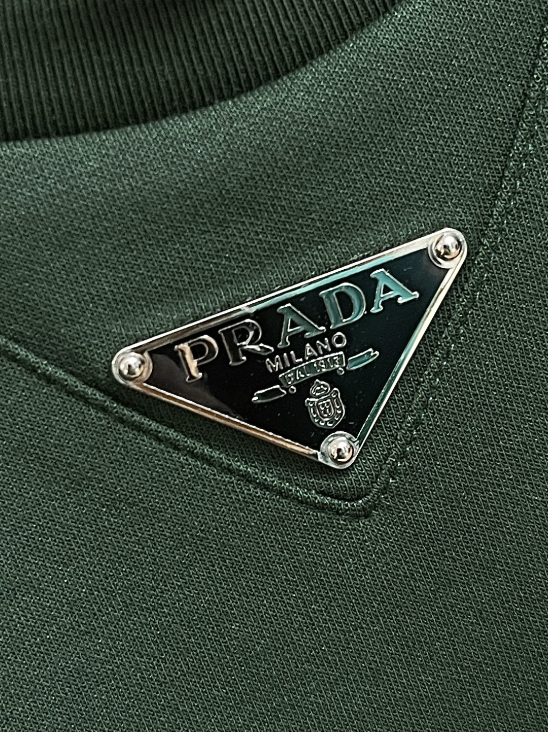🛒🛒Prada 2025SS新款领口钢标短袖T恤，面料采用40支丝光柔棉爽面，面料布匹洗水后克重为230