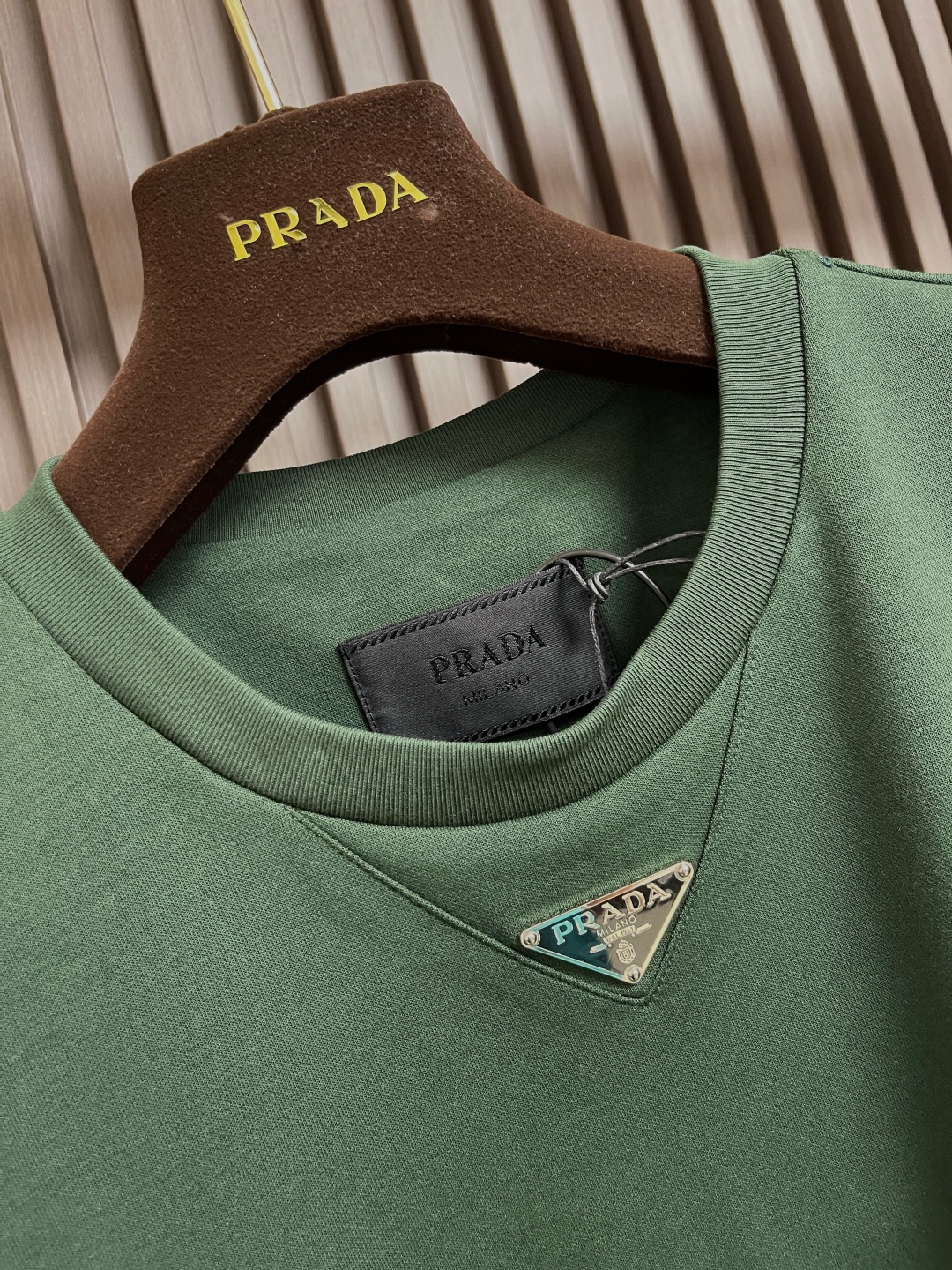 🛒🛒Prada 2025SS新款领口钢标短袖T恤，面料采用40支丝光柔棉爽面，面料布匹洗水后克重为230