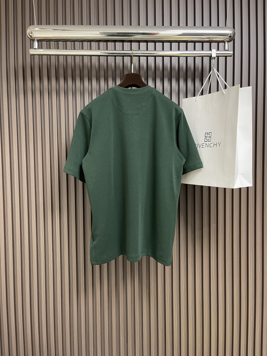 🛒🛒Prada 2025SS新款领口钢标短袖T恤，面料采用40支丝光柔棉爽面，面料布匹洗水后克重为230