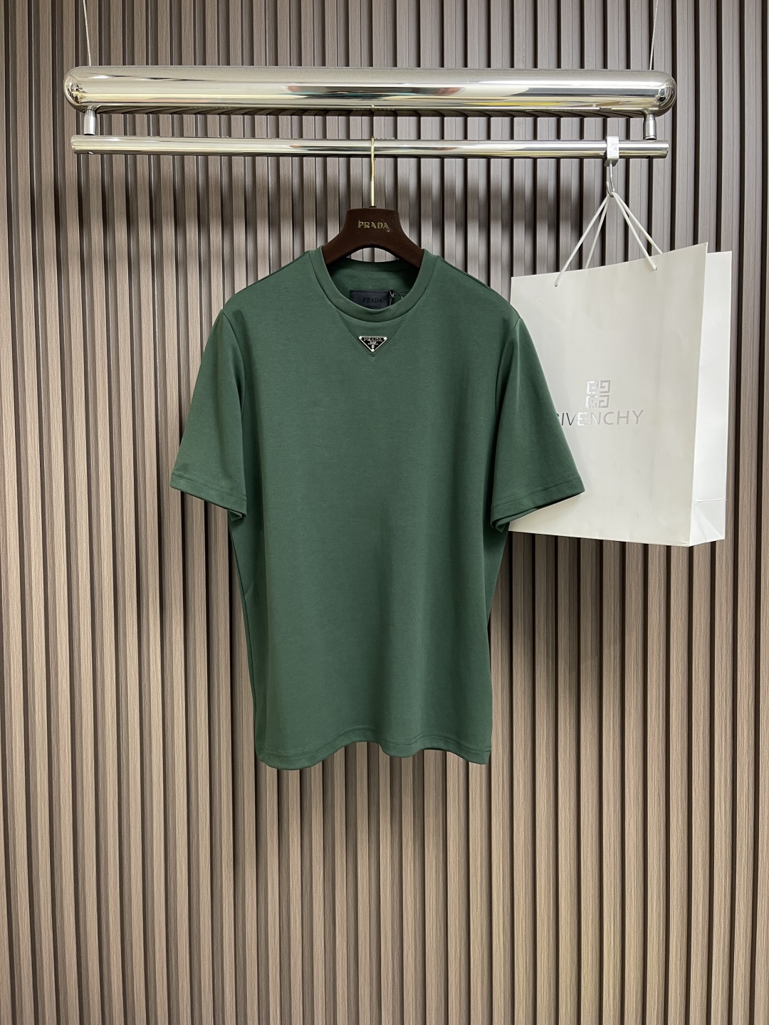 🛒🛒Prada 2025SS新款领口钢标短袖T恤，面料采用40支丝光柔棉爽面，面料布匹洗水后克重为230