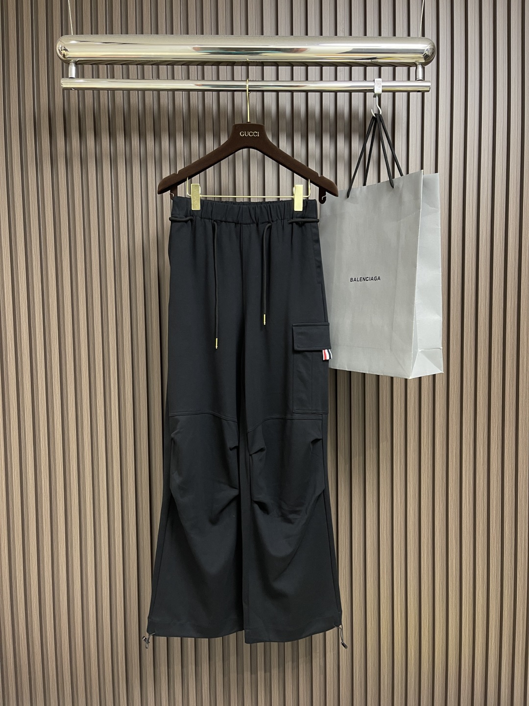 🛒🛒ThomBrowne汤姆布朗 TB 2025ss直筒休闲裤。细节到小配件无一彰显时尚气，不浮夸又有点