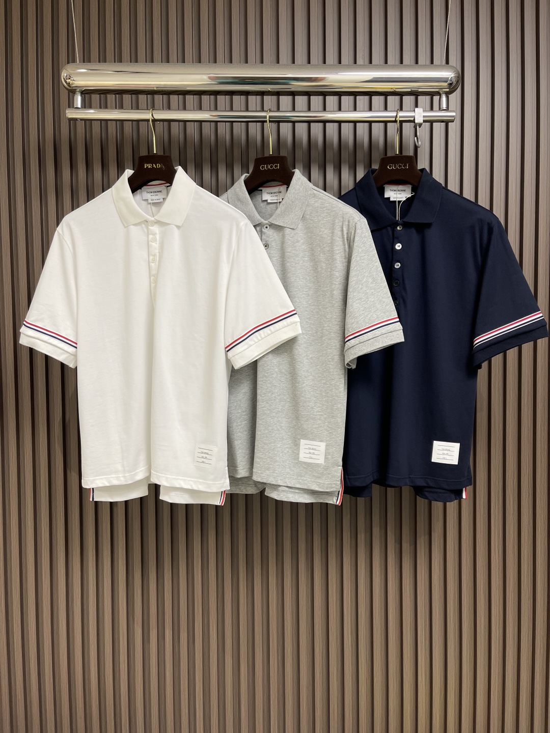🛒🛒TB ThomBrowne汤姆布朗 双袖彩条Polo短袖POLO马球衫，定制三色彩带 领口螺纹面料 