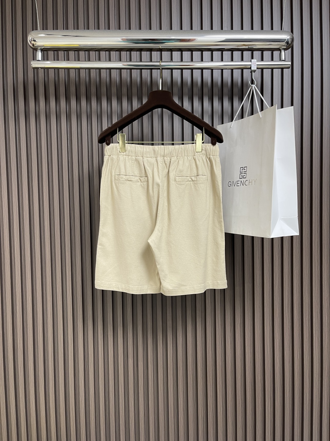 🛒🛒loro Piana 2025SS早春新款休闲短裤！定制棉麻面料透气舒适度高，细节无可挑剔，品牌元素