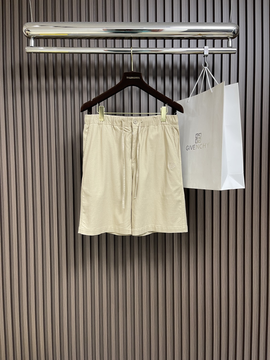 🛒🛒loro Piana 2025SS早春新款休闲短裤！定制棉麻面料透气舒适度高，细节无可挑剔，品牌元素