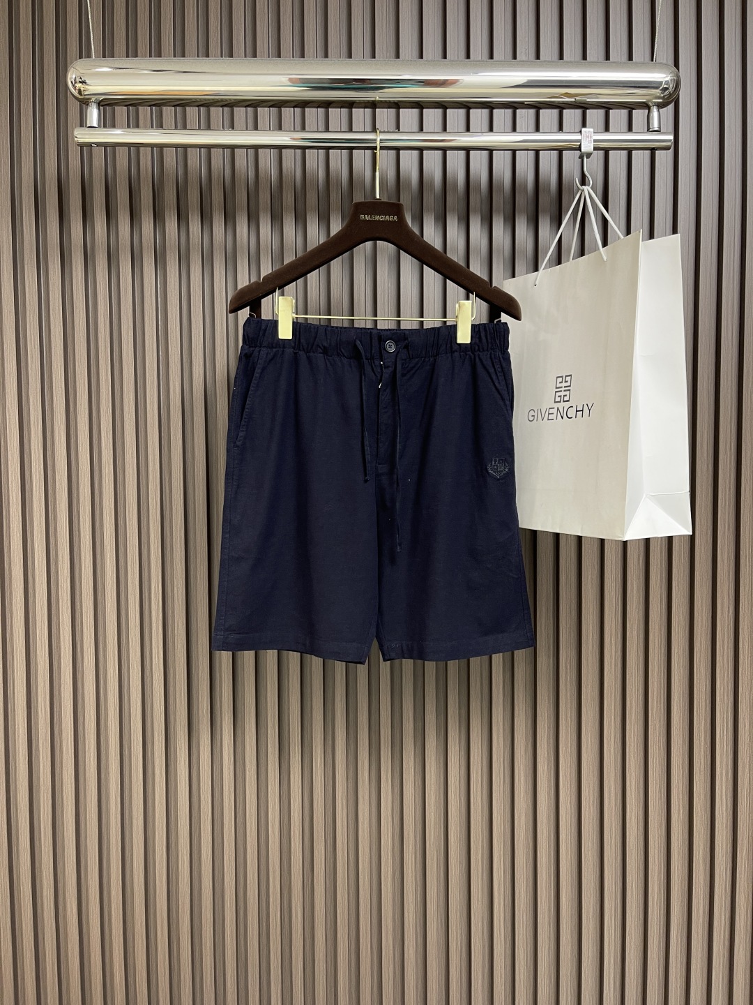 🛒🛒loro Piana 2025SS早春新款休闲短裤！定制棉麻面料透气舒适度高，细节无可挑剔，品牌元素