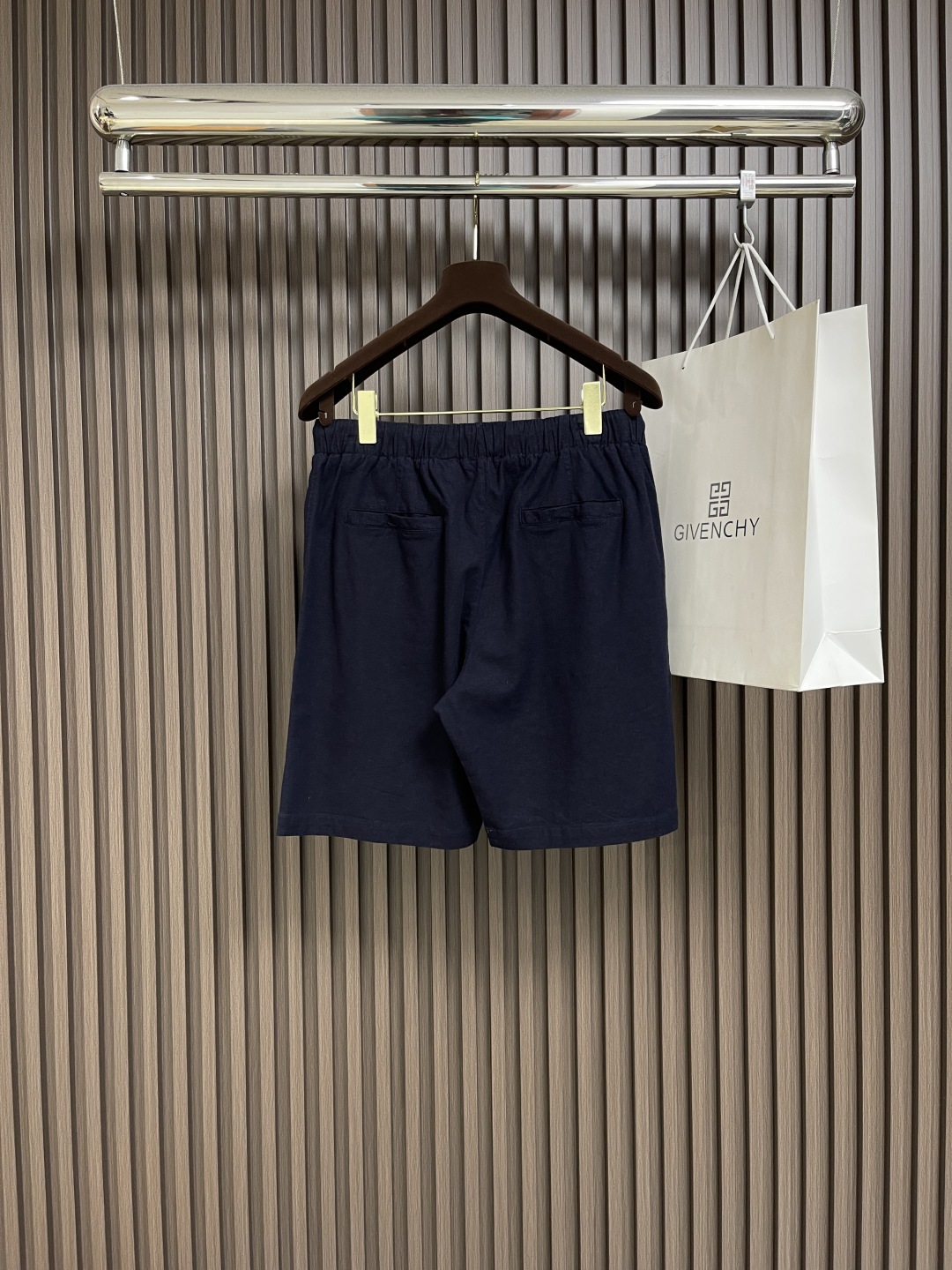🛒🛒loro Piana 2025SS早春新款休闲短裤！定制棉麻面料透气舒适度高，细节无可挑剔，品牌元素