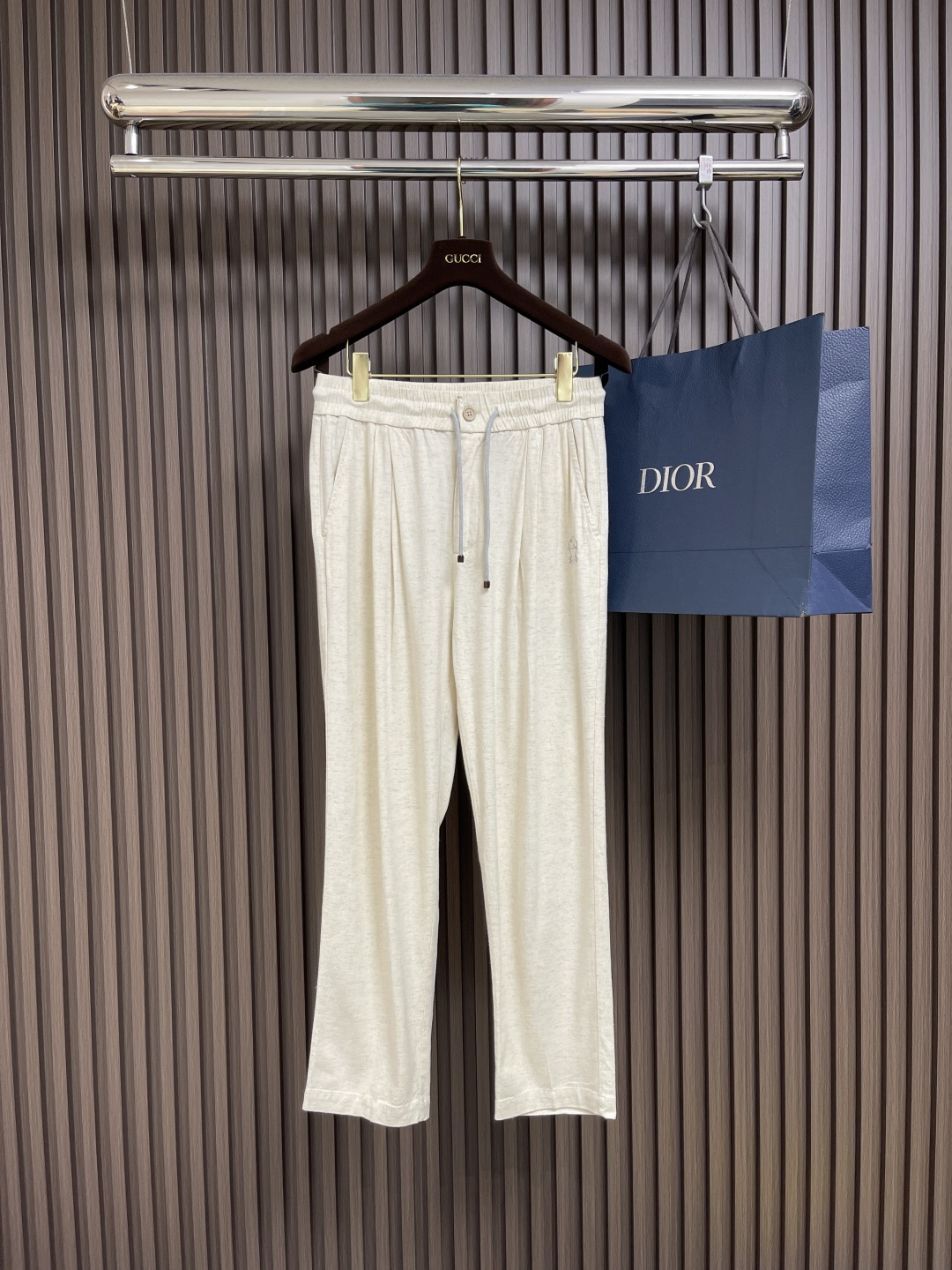 🛒🛒BC 2025s春夏新款轻薄天丝棉混纺抽绳休闲裤，男士刺绣徽标商务休闲直筒型休闲裤！选用客供定织定染