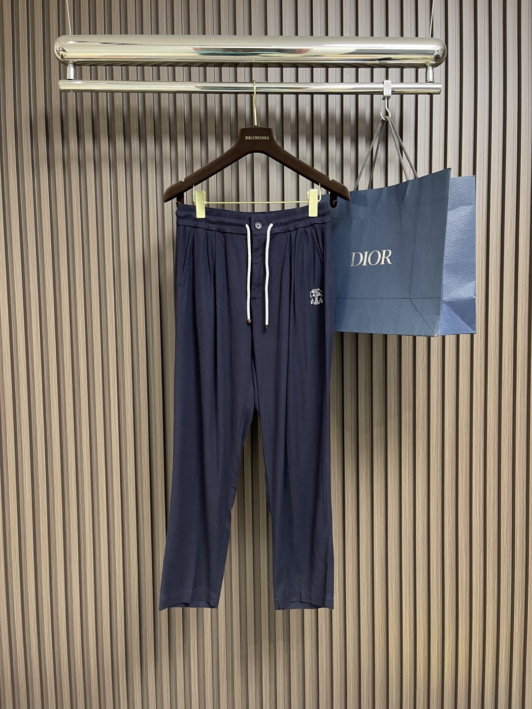 🛒🛒BC 2025s春夏新款轻薄天丝棉混纺抽绳休闲裤，男士刺绣徽标商务休闲直筒型休闲裤！选用客供定织定染