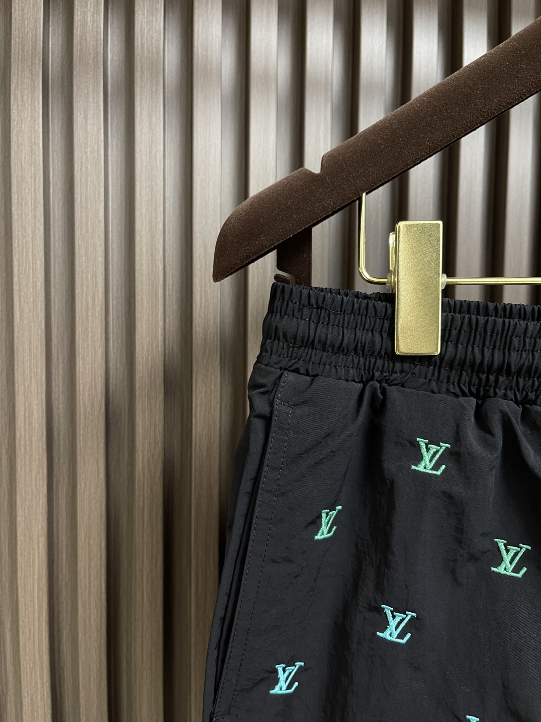 🛒🛒LV 2025ss新款沙滩短裤，选用科技面料塑造侧开衩设计，再以刺绣工艺赋予全幅 Iv blason