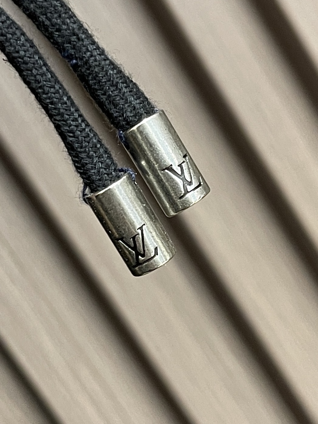 🛒🛒LV 2025ss新款沙滩短裤，选用科技面料塑造侧开衩设计，再以刺绣工艺赋予全幅 Iv blason