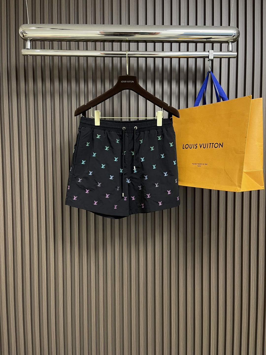 🛒🛒LV 2025ss新款沙滩短裤，选用科技面料塑造侧开衩设计，再以刺绣工艺赋予全幅 Iv blason