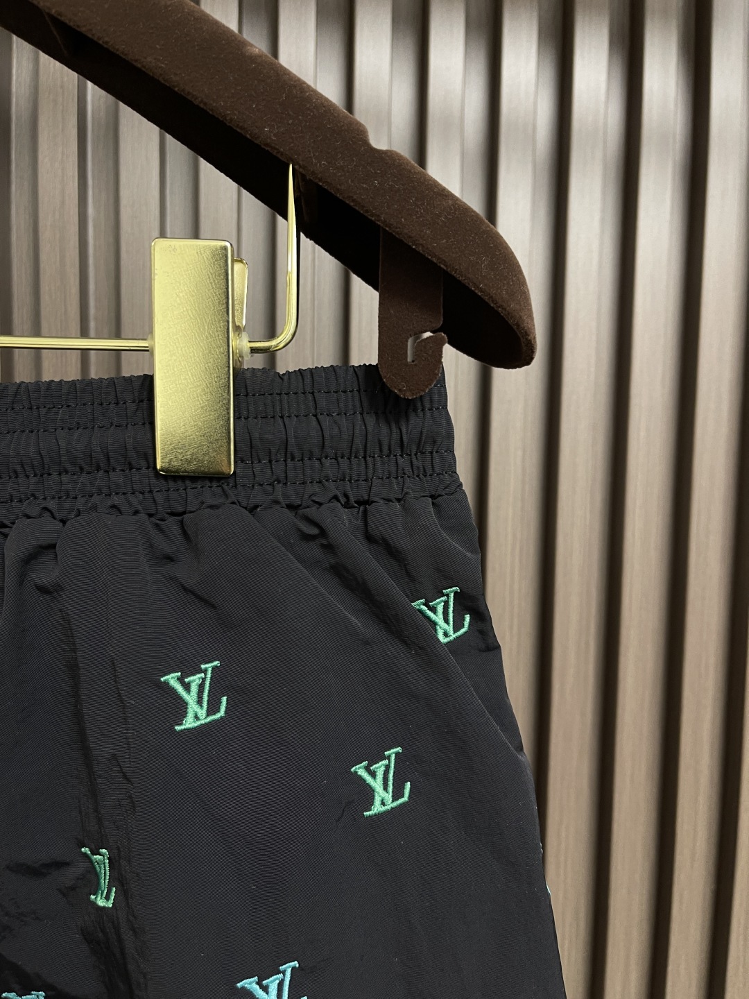 🛒🛒LV 2025ss新款沙滩短裤，选用科技面料塑造侧开衩设计，再以刺绣工艺赋予全幅 Iv blason